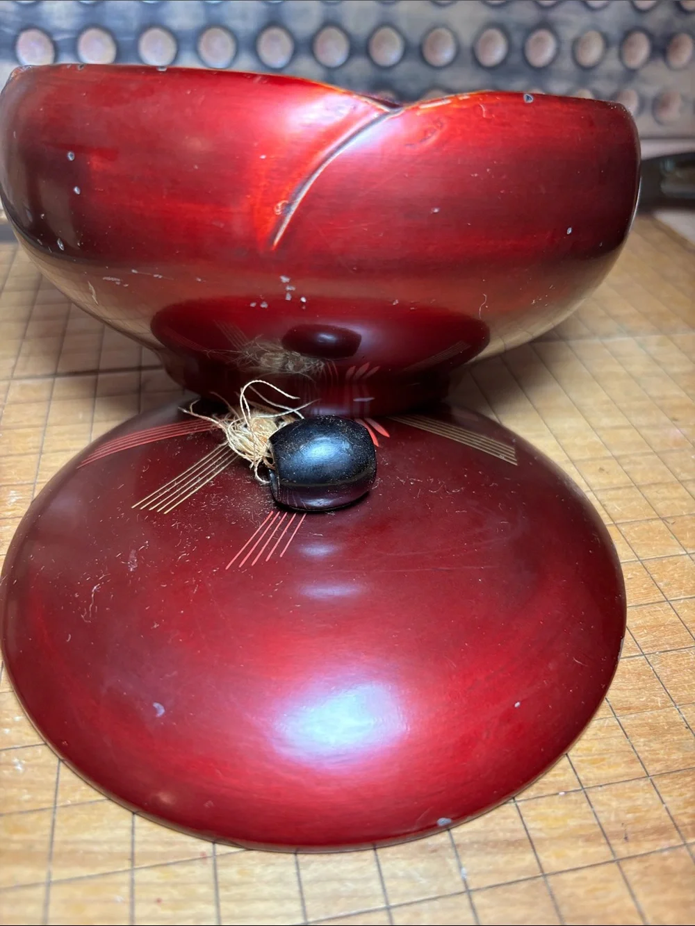 Meito Japan Porcelain Set 3 Shallow Bowls, 1 Sm Plate, Burgundy Lacquerware Box